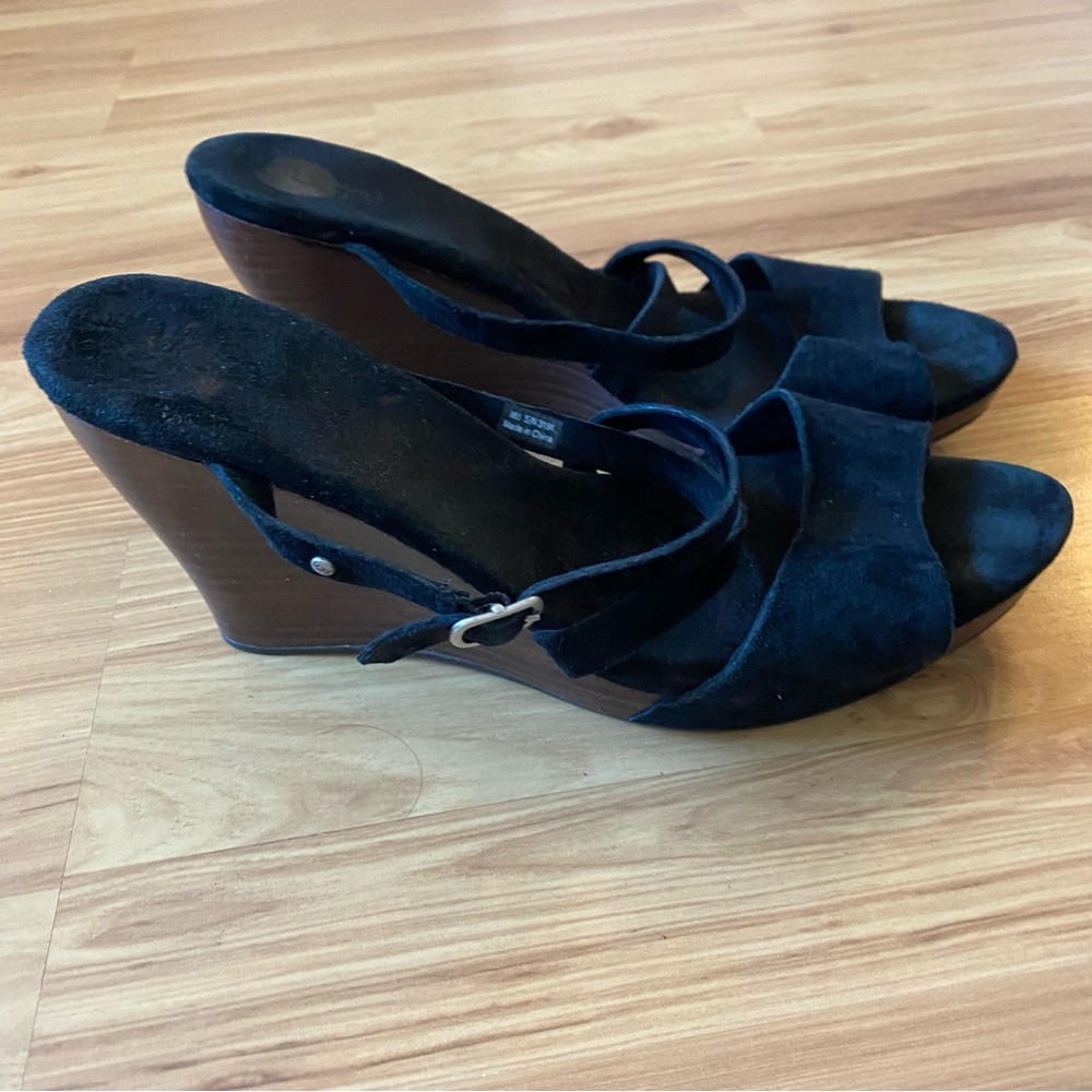 Ugg Women’s Jullita II Wedge Black Suede Cross Straps Stacked Heel Sandals Sz9.5 - Picture 4 of 9